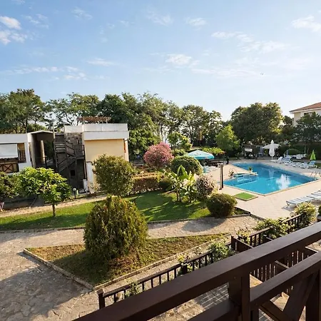 Beachfront With Pool View In شقة سوزوبول