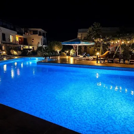 Beachfront With Pool View In شقة